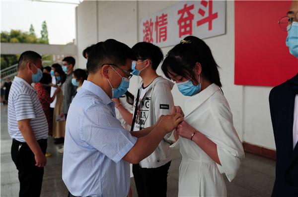 德外學(xué)子成人禮：今天起，我把責(zé)任扛在肩上